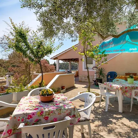 Front In Apartmán Punta Križa