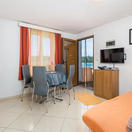 Front In Apartment *