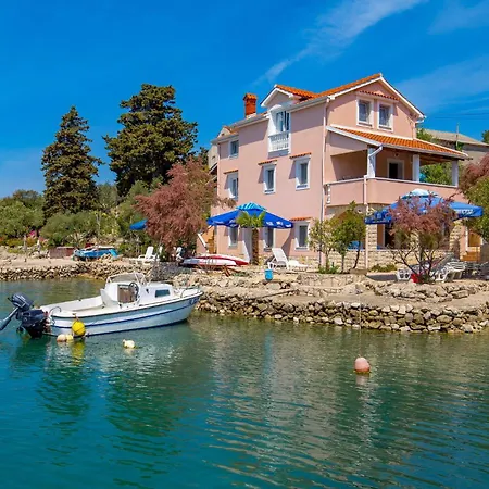 Front In Apartment *