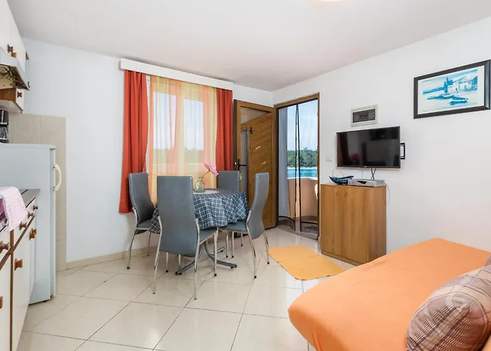 Front In Apartment *